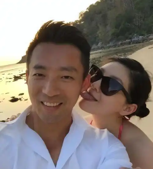  小s老公许雅钧现身,与s妈一同坐保姆车前往大s家,和汪小菲碰面