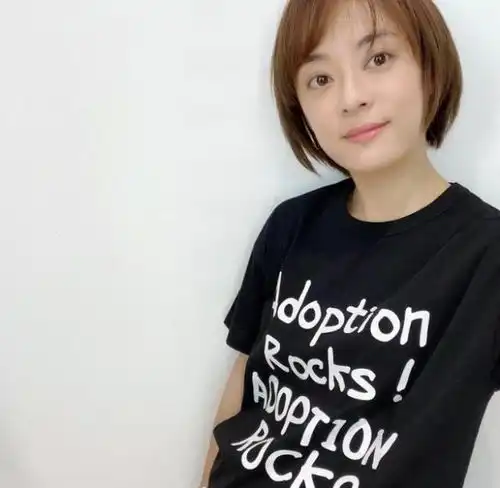  颜值被老公邓超狂赞后,孙俪素颜怼镜拍照,一脸甜笑超自信