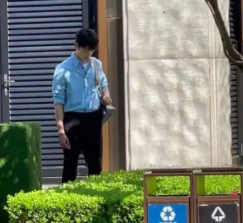  baby与小12岁的赖冠霖演情侣,两人同框照曝光,有没有cp感