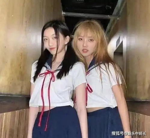 王菲女儿李嫣与闺蜜出游,拿菜篮子当包被嘲土,价格却让女生酸了
