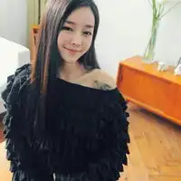  秀发香肩纹身