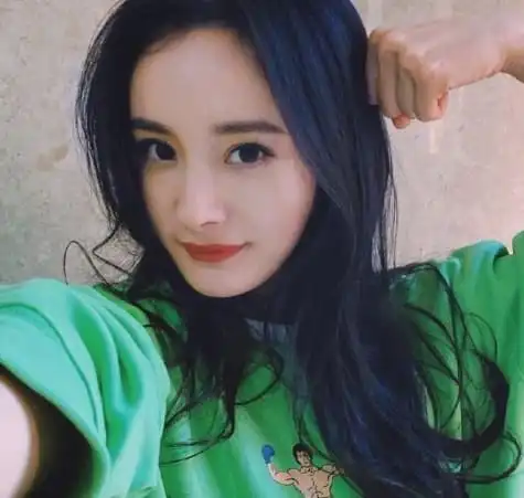  杨幂全新私服曝光,露脐女团风穿搭又酷又飒,这该死的魅力啊