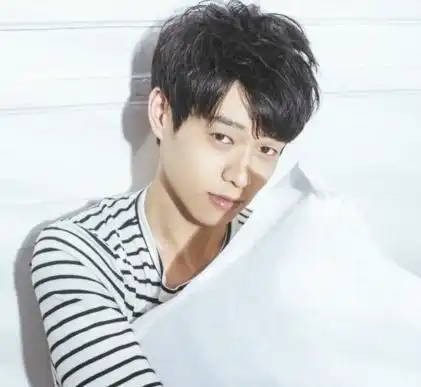  魏大勋点赞大尺度博文被疑回应与杨幂恋情工作室回应微博点赞系统功能异常