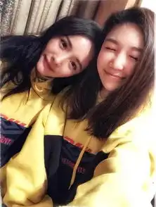 杨幂与闺蜜穿情侣装同框甜蜜靠肩姐妹情深超幸福