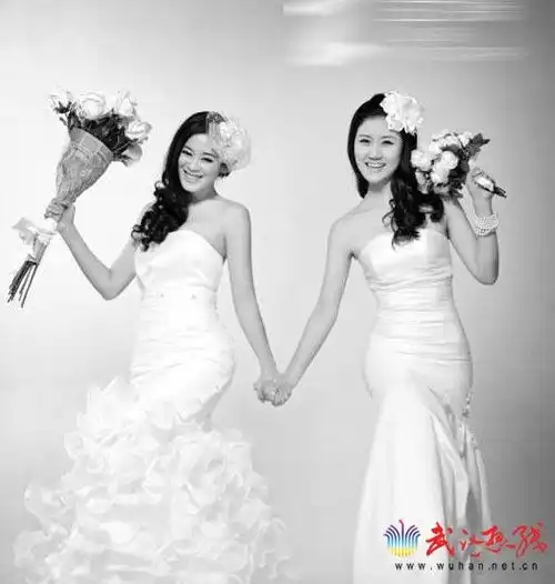 闺密婚纱照受武汉女生热捧
