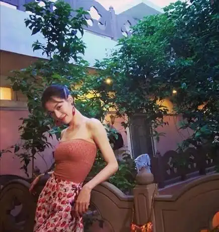 港风造型哪家强钟楚曦实力演绎复古甜美风,魅力十足