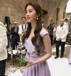 张靓颖冯轲意大利大婚刘亦菲一头卷发亮相手捧戒指盒十分抢镜