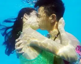  男票亲吻时,手爱乱摸的3个地方,一定是情场老手