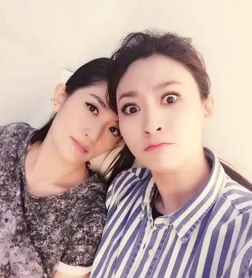 与谢娜同吃同睡,风光后却渐行渐远李小冉谁红她就跟谁玩