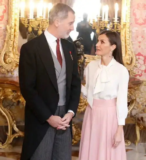  莱后罕见扎着马尾参加活动跟老公穿着情侣款,可惜没去约旦王室