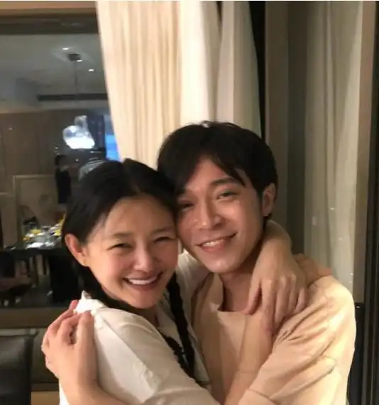  大s为汪小菲庆生扎双马尾穿白t恤元气又少女,不像俩娃孩子妈