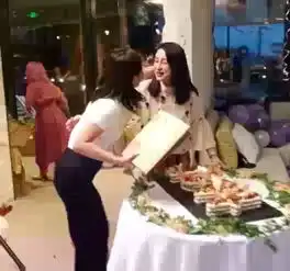 刘涛生日和俩孩子跳舞慢半拍,王珂送熊抱秀恩爱,闺蜜秦海璐表白