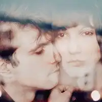  很有甜蜜气息的欧美情侣头像我会安静地在原地等你情侣头像