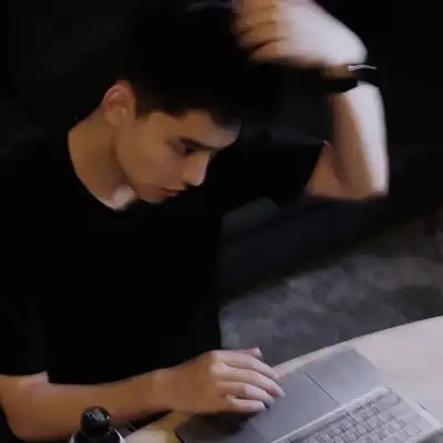  头像男高级质感冷淡风