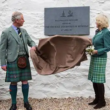  没离婚,查尔斯王子卡米拉格纹情侣裙辟谣,他还是人群中最亮的崽