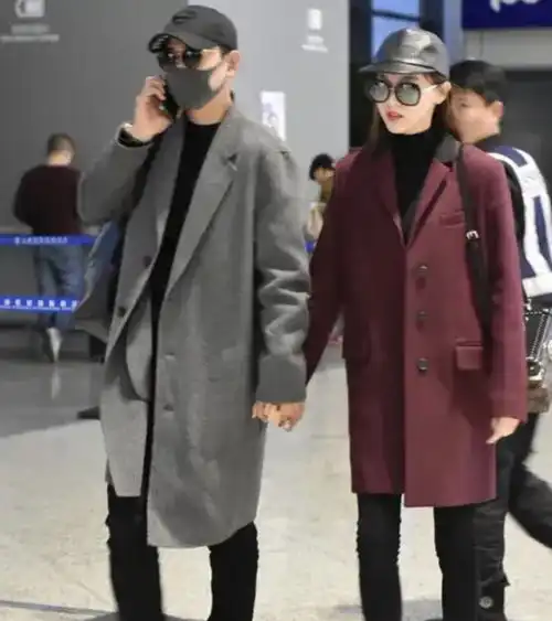  唐嫣罗晋十指相扣走机场,高调示范情侣款穿搭,恩爱羡煞旁人