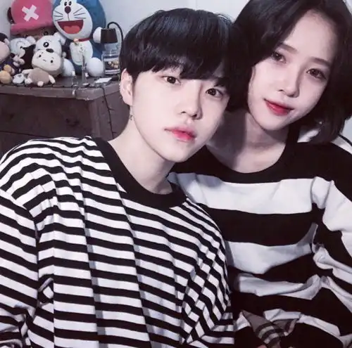  求问这对情侣叫什么还有ins账号quq多给我几张他们的照片也行啊