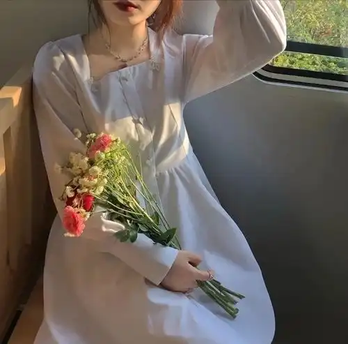  捧花女生头像我生活在妙不可言的等待中,等待随便哪种未来