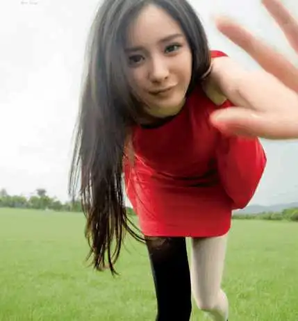  杨幂自嘲人设已崩无可崩从龙套到天后粉丝却说佩服她做了此事