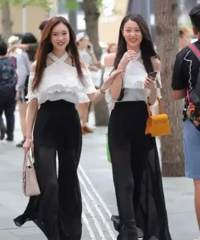 街拍闺蜜穿同样的衣服一起逛街,右侧小姐姐眼却能够说话