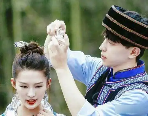  李沁机场大秀好身材,网友喊话邓伦你媳妇太美了