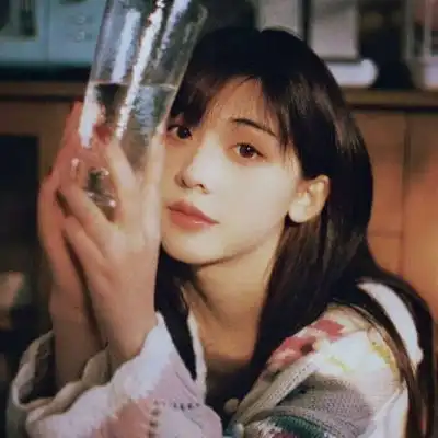  江郁复古原宿风女生头像