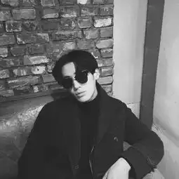  颓废男头拿图点赞