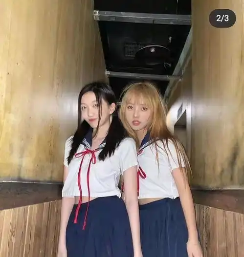 李嫣携好友吃冰,素人闺蜜团首曝光,她穿吊带成熟装扮太突兀
