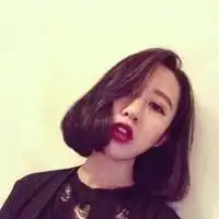  求一个动漫头像,是一个黑色短发红唇的女生,有黑眼圈嘴巴微张