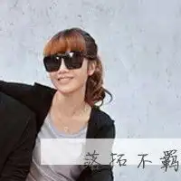  谁有一左一右的文字情侣头像男生头像的文字是玩世不恭,女生头像的文字是落拓不羁