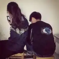  qq背影背包情侣头像你说你爱我凭什么说