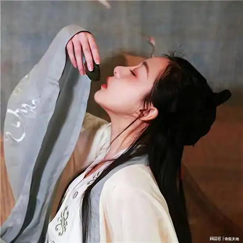  李白到江南寻欢,写了一首大胆露骨的猎艳诗,读了让人浮想联翩