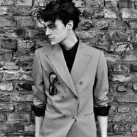  比较压抑的黑白男生头像离去的和留下的都变成了回忆男生头像