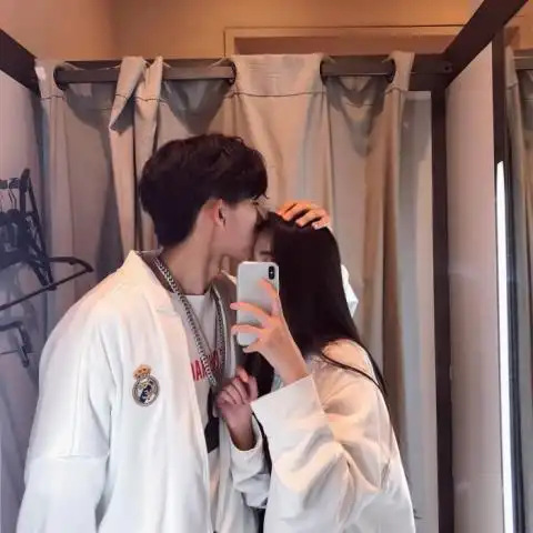  情侣头像接吻一图两人两人拥抱接吻情侣头像一对两张