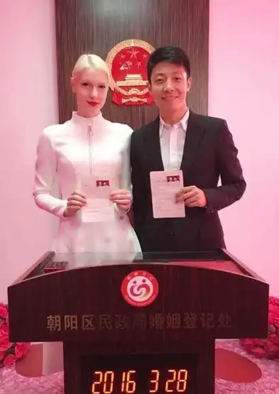 撒贝宁一家度假被偶遇,夫妻俩陪儿子玩超小心,龙凤胎女儿未露面