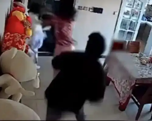  夫妻嫌楼上邻居孩子吵闹竟上门威胁警方回应