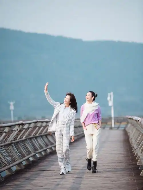 秦海璐刘涛同框出镜大秀闺蜜情,一个知性优雅,一个温婉大方