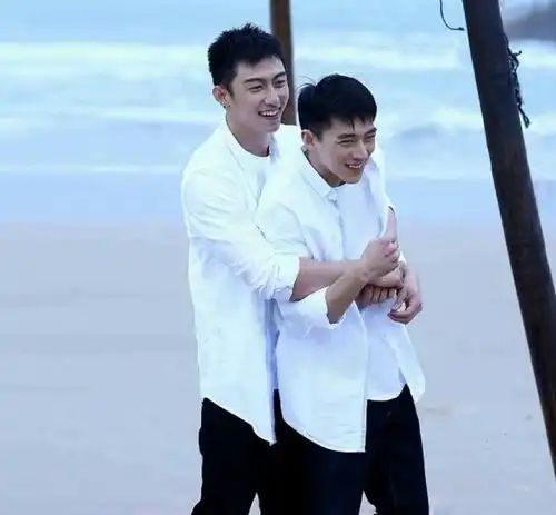  许魏洲黄景瑜彻底掰了因不满两人合照被公开,许魏洲深夜爆粗口