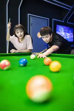  娱乐房里打台球的情侣图片素材下载人物百态素材下的青年少年图片素材