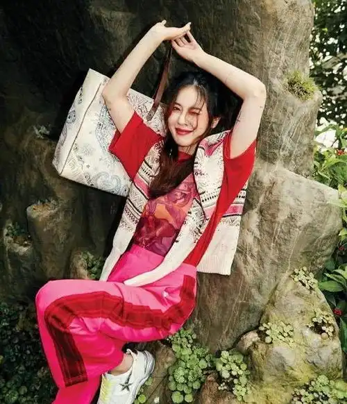  性感野马金泫雅变温柔了27岁卖萌罕见少女,窝男友怀中好甜