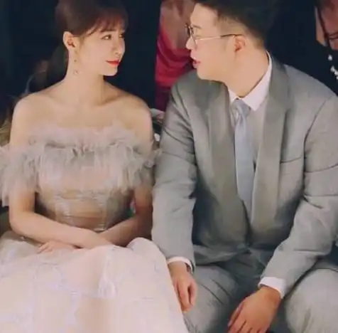  海涛把吃过的东西喂给吴昕,吴昕的表情说明两人关系真的是亲人般