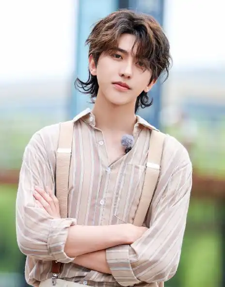  演员姜晓祁宣布退圈,因发蔡徐坤表情包引发讨论,称不再做演员