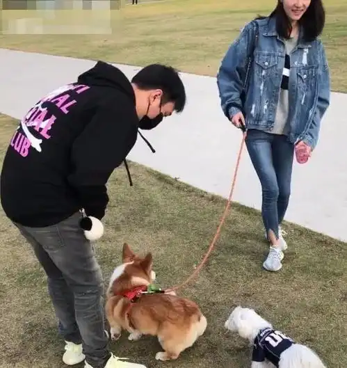  王思聪带陈雅婷吃面,网友调侃乱发型配破烂衣服,肯定是真爱