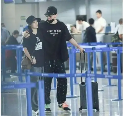  37岁刘翔退役没工作,浇花遛狗生活滋润,和二婚妻子至今没孩子