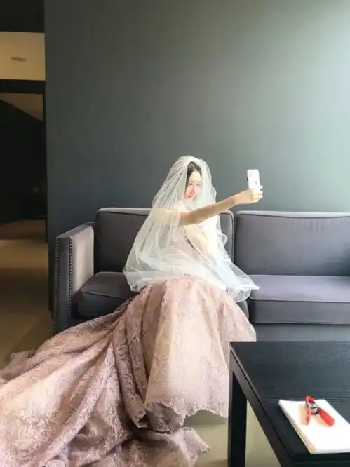 陈露痛诉恋爱九年被霍尊抛弃,曾陪闺蜜试婚纱,戴头纱激动到大哭