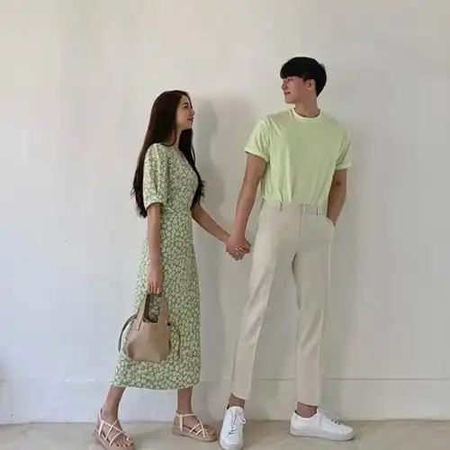  男孩女孩,还在穿一模一样的情侣装