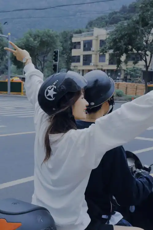  真人情头看见石头凌空而起形成一道彩虹般弧线