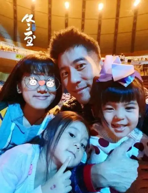  贾静雯晒女儿公主照,小波妞头戴皇冠萌萌哒,却遭狗狗小眼神嫌弃