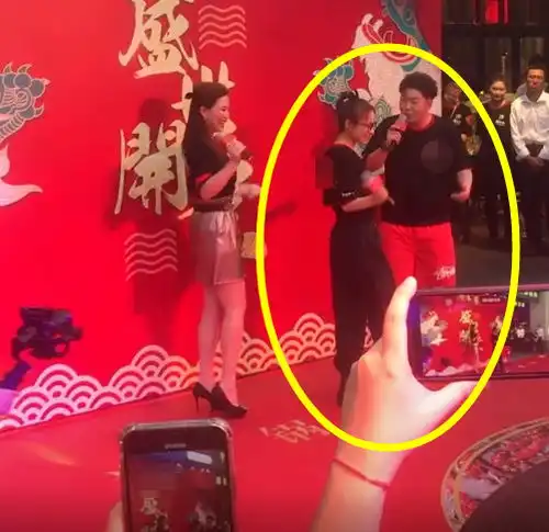  杜海涛与吴昕穿情侣装现身两人亲密互动,跟女友都没这么甜