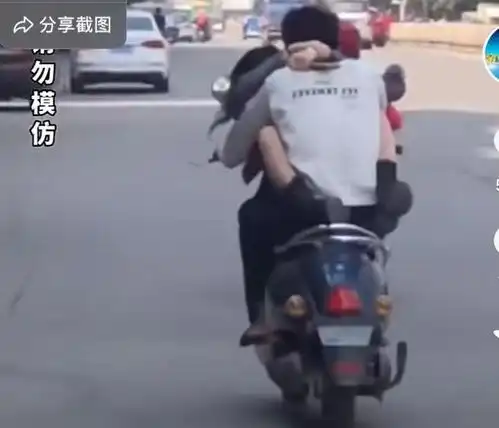  摩托震广西一对情侣摩托车上不雅姿势被曝光,网友会玩